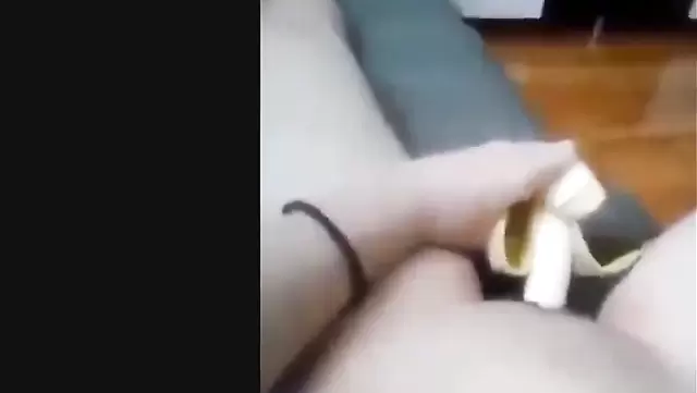 Asian babe gets off on banana